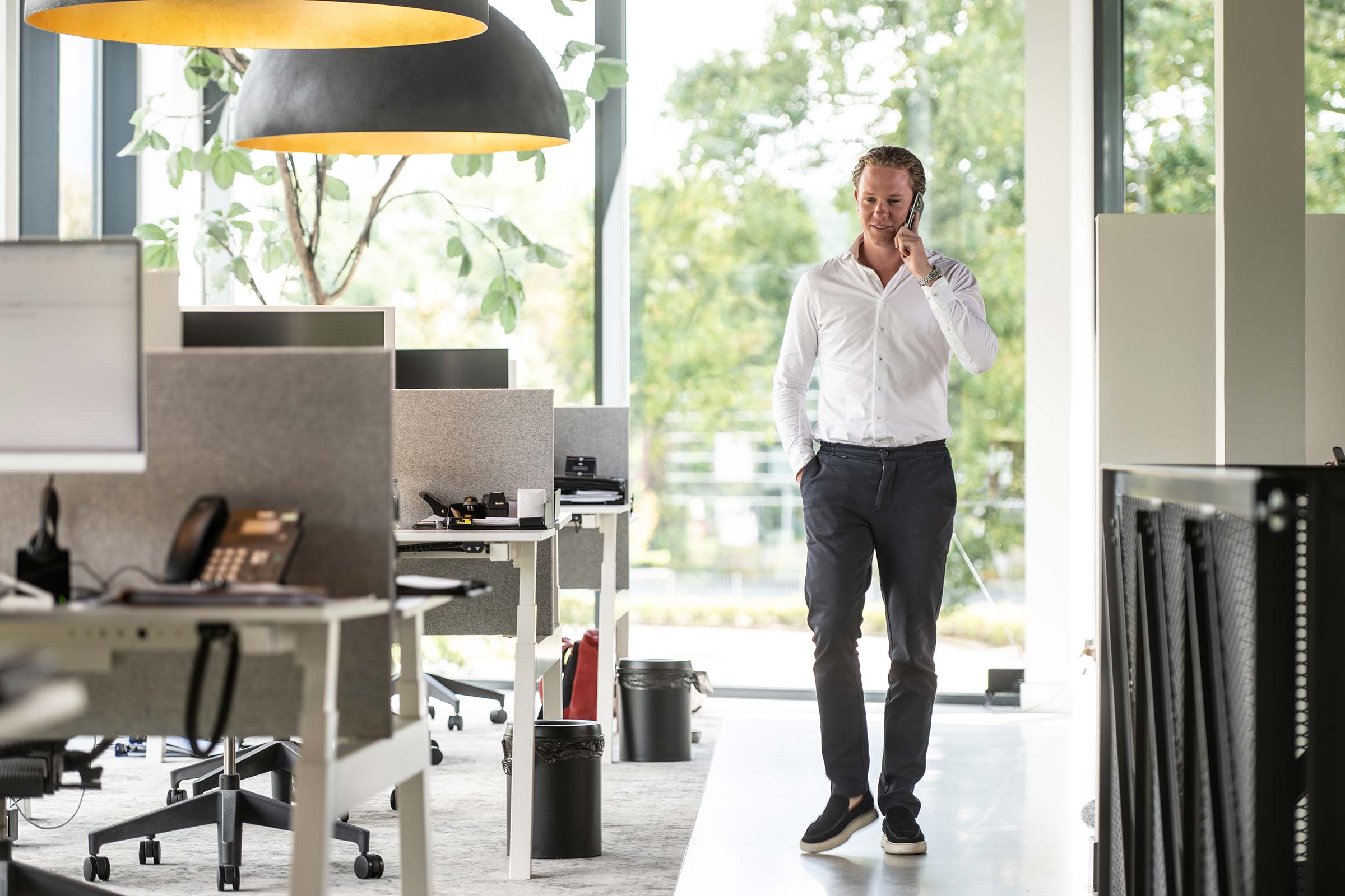 Werknemer van CTS aan het bellen
