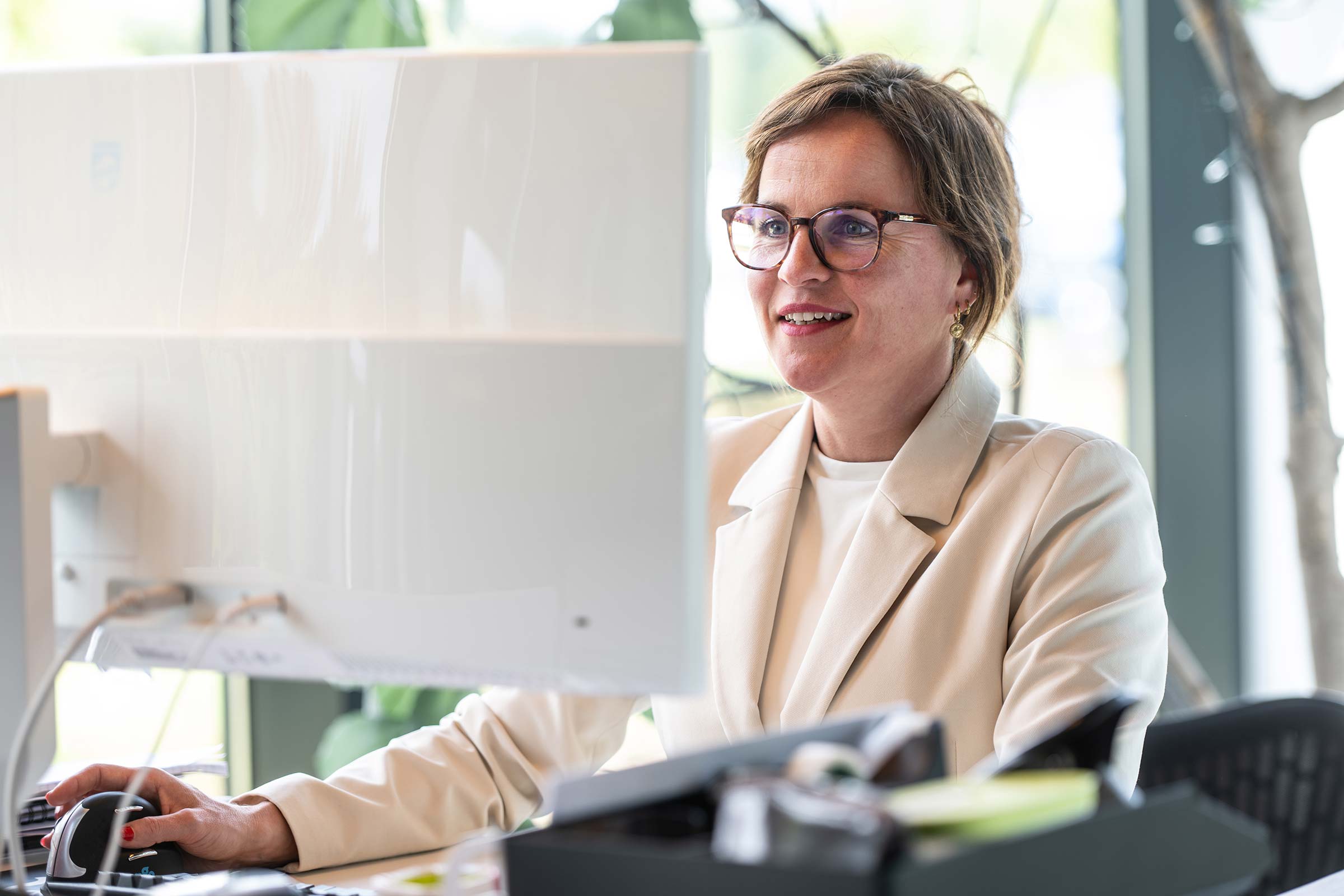 Werknemer van CTS achter computer