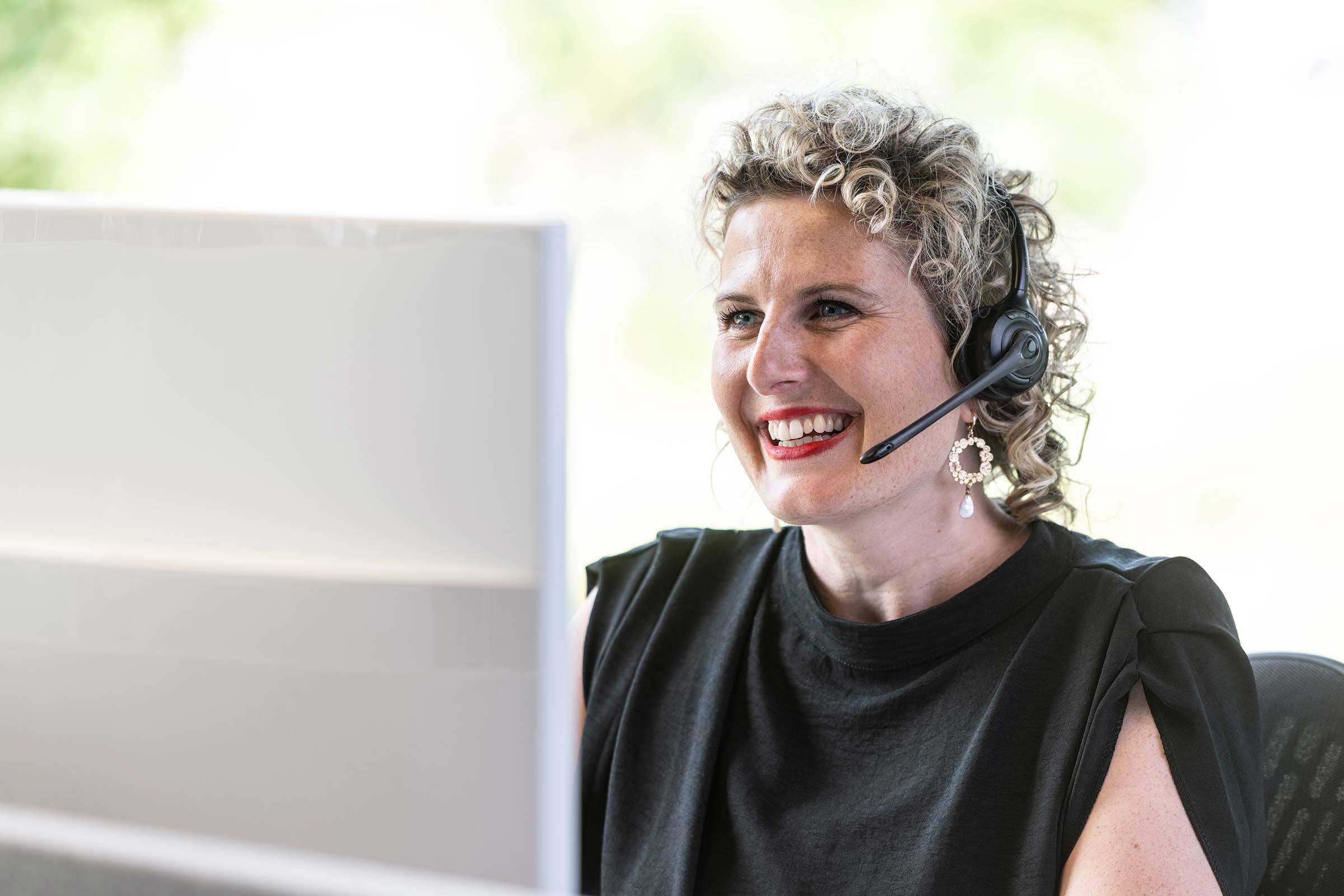 Werknemer van CTS aan telefoon