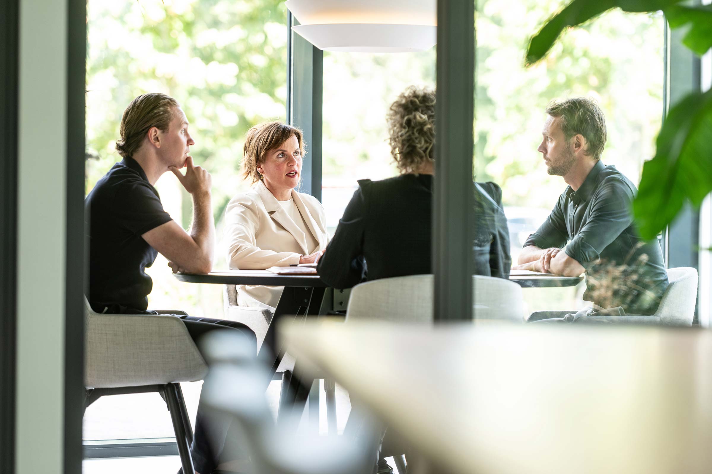 Werknemers van CTS aan het overleggen
