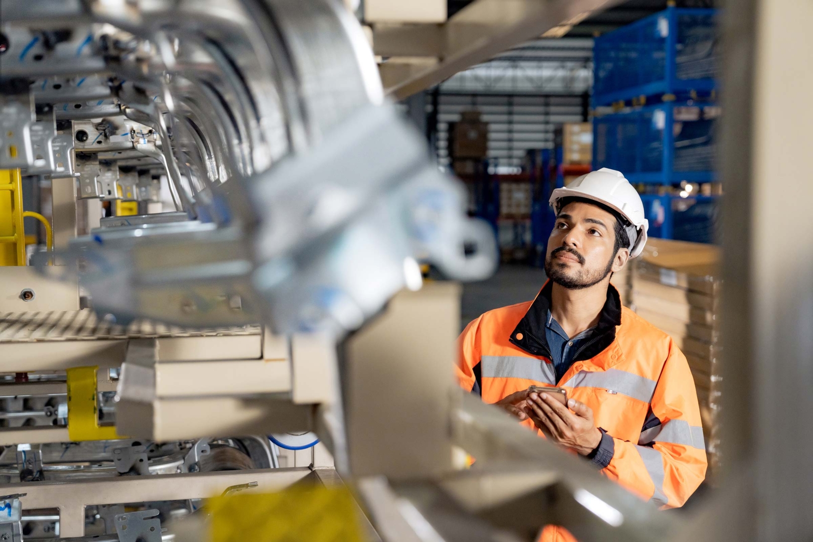 Technicus die controle uitvoert bij machine