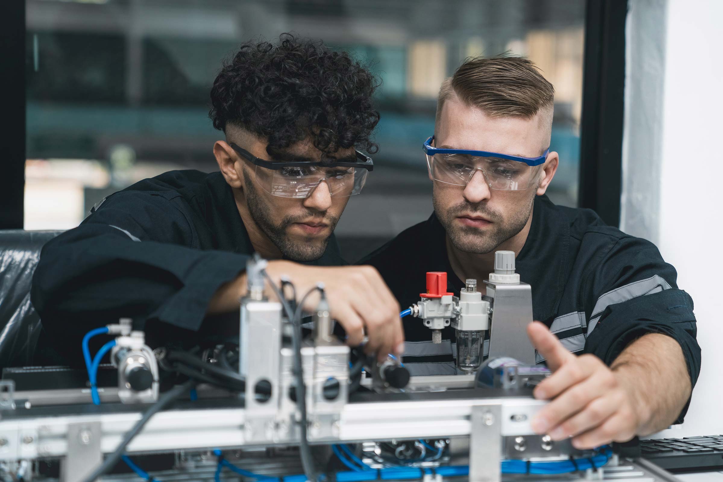 Technici aan het werk aan de bouw van machine