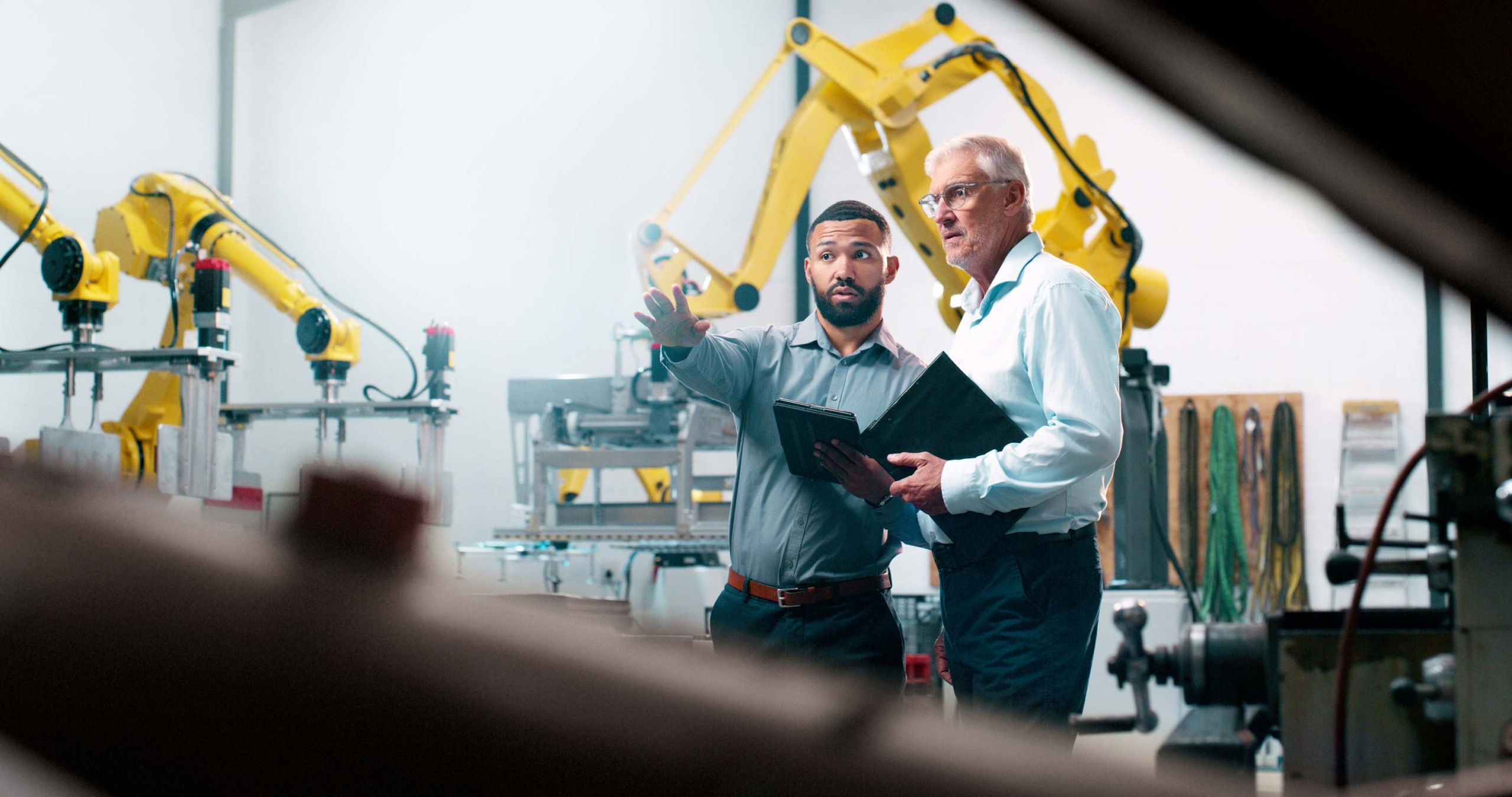 Overleggende engineers in fabriek